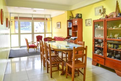a dining room with a table and chairs at Tony Montaña B&B in Huaraz