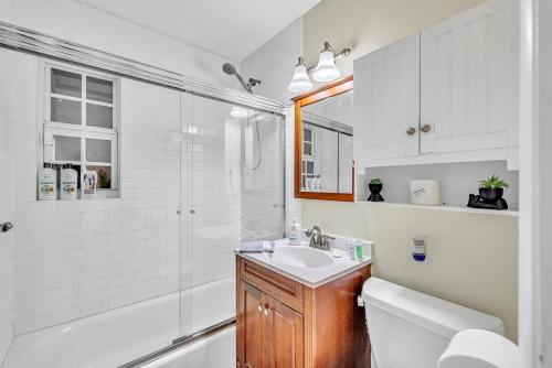 Koupelna v ubytování Stunning Tropical Pool House Delray Near The Beach