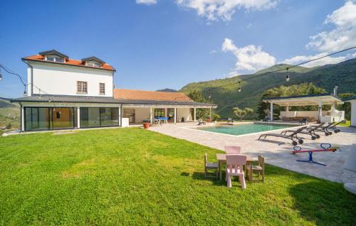 a house with a yard with a swimming pool at Dimora Di Famiglia in Belmonte Mezzagno