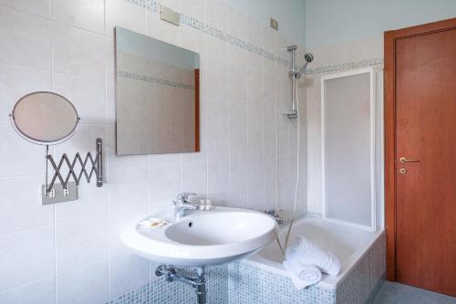 Ένα μπάνιο στο La Corte Rooms and Home Restaurant - free parking - 10 minutes to the lake and centre