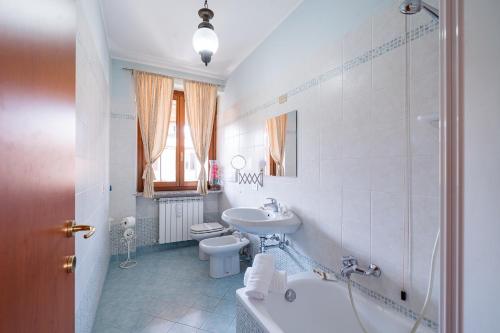 Ένα μπάνιο στο La Corte Rooms and Home Restaurant - free parking - 10 minutes to the lake and centre