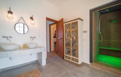 a bathroom with two sinks and a shower at Dimora Di Famiglia in Belmonte Mezzagno