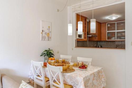 Pretty garden apartment next to a charming beach