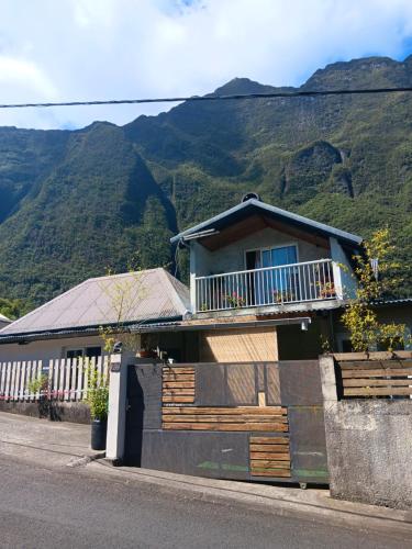 Pemandangan gunung umum atau pemandangan gunung yang diambil dari apartmen