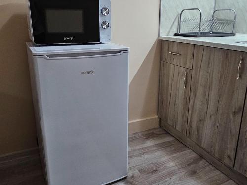a microwave on top of a refrigerator in a kitchen at Apartment Krasi in Velingrad