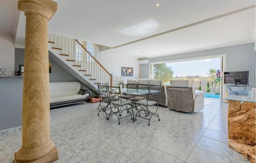 - un salon avec un escalier, une table et des chaises dans l'établissement Beautiful Home In Marseillan, à Marseillan