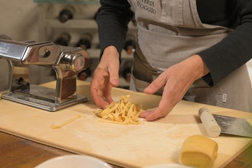 a person cutting up french fries on a cutting board at Relais Poggio Borgoni in San Casciano in Val di Pesa
