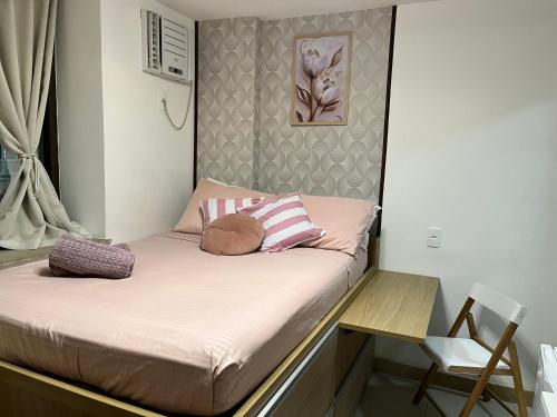 Una cama con dos almohadas encima en una habitación. en Flat Lux - com Piscina e Netflix, en Río de Janeiro
