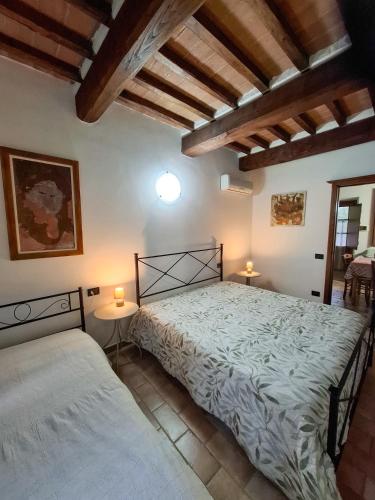 a bedroom with two beds and two lamps on tables at Agriturismo e Glamping Serraiola Alta in Frassine