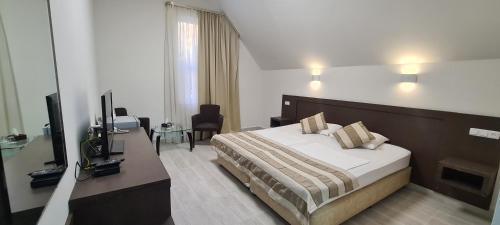Postel nebo postele na pokoji v ubytování Yerevan Deluxe Hotel