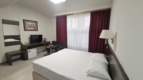 Postel nebo postele na pokoji v ubytování Yerevan Deluxe Hotel