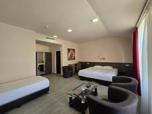Postel nebo postele na pokoji v ubytování Yerevan Deluxe Hotel