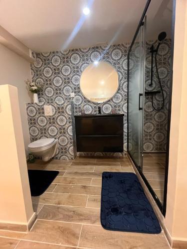 une salle de bain avec toilettes et douche en verre dans l'établissement Appart en rez de chaussée villa, à Bandol