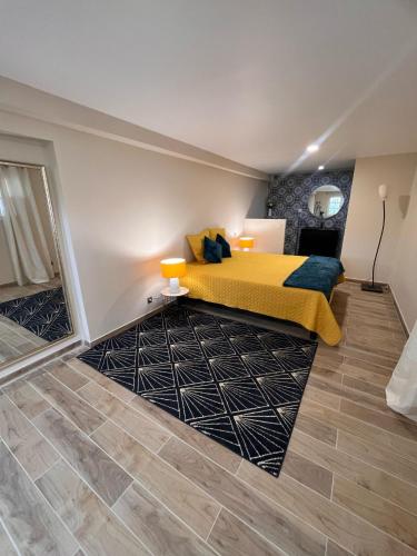 une chambre avec un lit avec un couvre-lit jaune dans l'établissement Appart en rez de chaussée villa, à Bandol