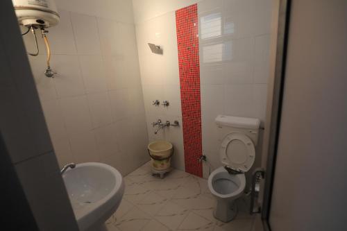 un baño con inodoro y lavabo en Hotel Neelkanth Katra, en Katra
