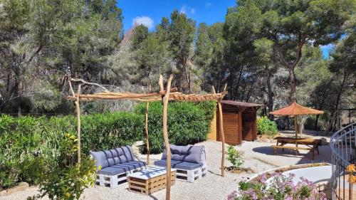 A garden outside Casa Caledonia - Appartement dans villa avec jardin arboré et piscine à 500 M de la mer