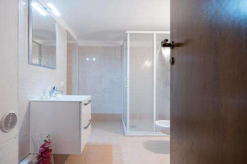 Ένα μπάνιο στο La Corte Rooms and Home Restaurant - free parking - 10 minutes to the lake and centre