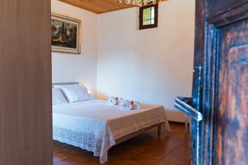 Ένα ή περισσότερα κρεβάτια σε δωμάτιο στο La Corte Rooms and Home Restaurant - free parking - 10 minutes to the lake and centre