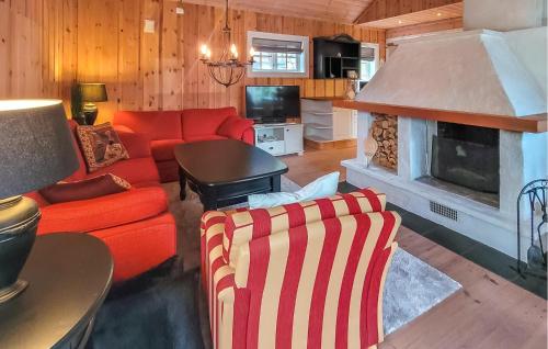 FolkestadにあるFeriehus-Bjørkedalのリビングルーム(赤いソファ、暖炉付)