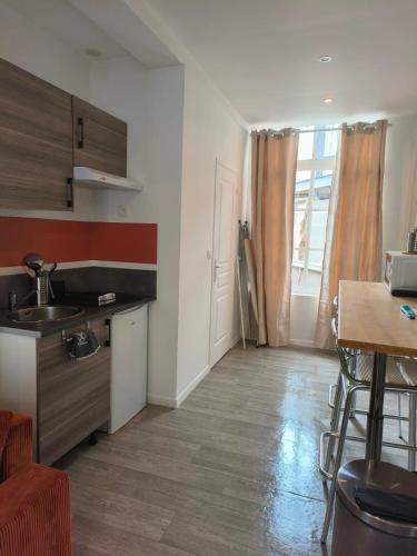 une cuisine avec un évier et un plan de travail dans l'établissement La casa amiénoise, à Amiens