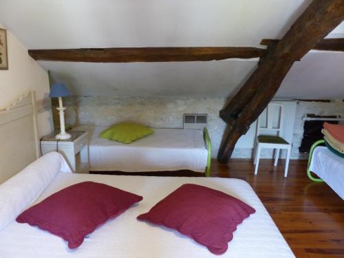 une chambre avec deux lits dans un grenier dans l'établissement Gîte de charme piscine, à La Celle-sous-Gouzon