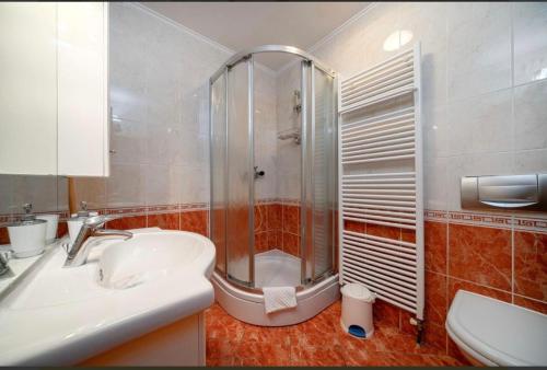 Et badeværelse på Apartmani Marina Vodice