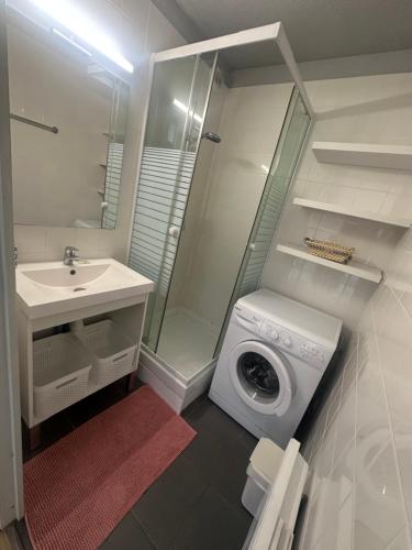 un bagno con lavatrice e lavatrice di Bleu Marine Apts a Lacanau-Océan