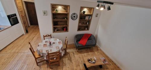 - une vue de tête sur une table et des chaises dans l'établissement Le cosy du Théâtre, duplex confortable au centre de Chambéry, à Chambéry