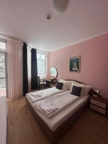 Ένα ή περισσότερα κρεβάτια σε δωμάτιο στο PM Services Flora Apartments