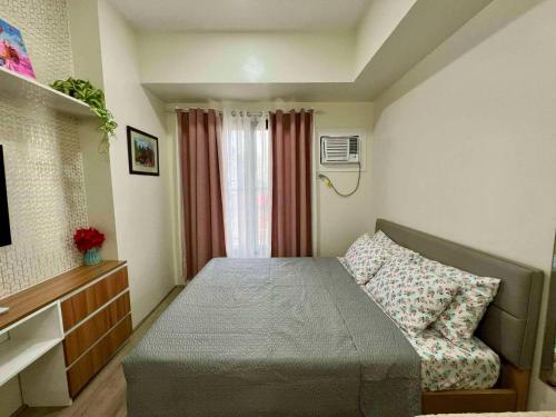 Ένα ή περισσότερα κρεβάτια σε δωμάτιο στο Cozy Couple's Getaway - The Median