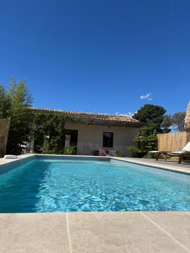 une piscine devant une maison dans l'établissement Maison Plume en Provence, à LʼIsle-sur-la-Sorgue