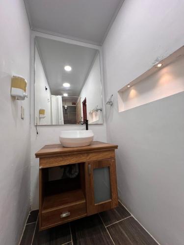 a bathroom with a sink and a mirror at Cabaña ideal 5-9 personas cocina, wifi, cerca al parque y campestre in Jardin