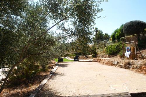 une branche d'arbres bloquant une route dans un parc dans l'établissement Appart en rez de chaussée villa, à Bandol