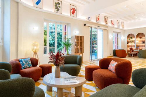 a waiting room with chairs and a table at Best Western Plus Au Grand Saint Jean in Beaune