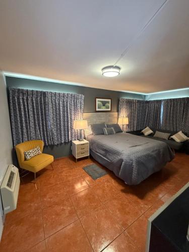 Una cama o camas en una habitación de Rawls Motel