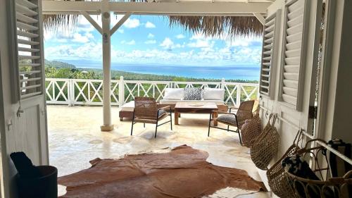 a living room with a view of the ocean at Villa blanca chambre d'hôtes vue sur mer in Las Terrenas