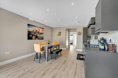 a kitchen and dining room with a table and chairs at Travard Heathrow 382 in Harmondsworth