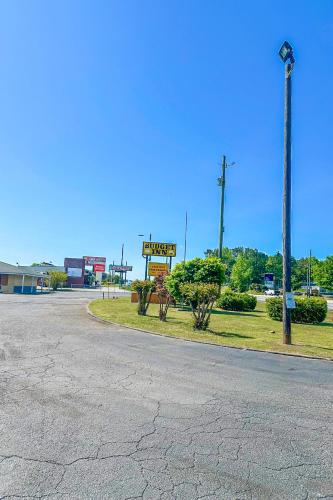 an empty street in a gas station with a sign at OYO Hotel Jonesboro Near Atlanta Airport in Jonesboro