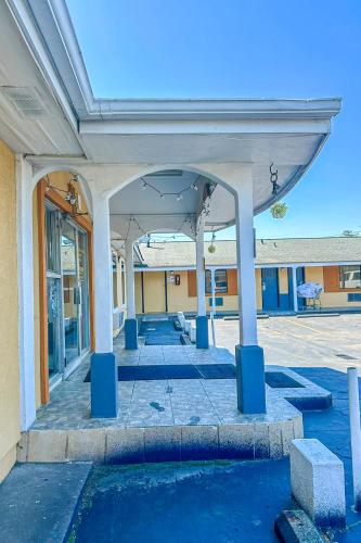 an empty building with a large open patio at OYO Hotel Jonesboro Near Atlanta Airport in Jonesboro