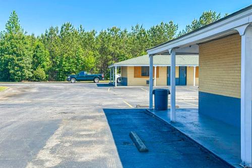 a parking lot in front of a building at OYO Hotel Jonesboro Near Atlanta Airport in Jonesboro