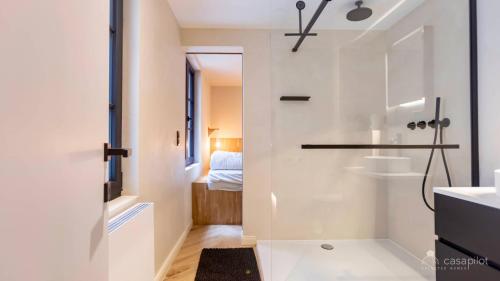 een badkamer met een wastafel en een deur naar een slaapkamer bij Villa Frans Lichtrijk appartement 2slpk in Oostende