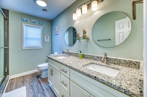 Vannituba majutusasutuses Ocean Breeze Cottage - Ocean View Home with Private Pool and Fire Pit