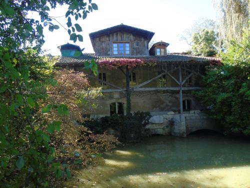 an old stone house with a tower on top of it at La chacunière de Labarthe in Fleurance
