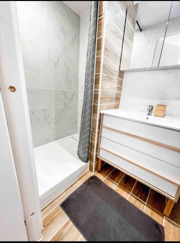 une salle de bain avec une douche, un lavabo et une vanité dans l'établissement La chrysalide, à La Crau