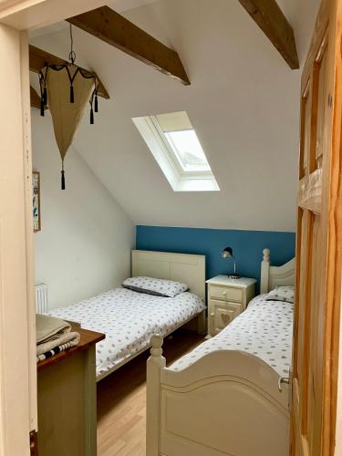 two beds in a attic bedroom with a skylight at Homely holiday house in central Sevenoaks in Kent