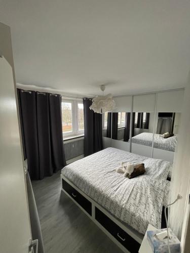 une chambre avec un lit avec un animal en peluche dessus dans l'établissement 5p 100 m2 Garage 2 BalconiesStrasbourg center, à Strasbourg