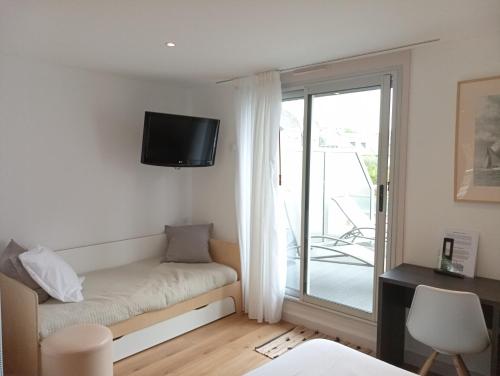 Televisyen dan/atau pusat hiburan di Le Crystal Dinard, Sure Hotel Collection by Best Western