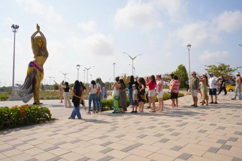 a crowd of people standing around a statue at Perla del río habitaciones in Barranquilla