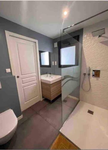 une salle de bain avec toilettes, baignoire et lavabo dans l'établissement Demeure Familiale Haut de Gamme 230m2 en Centre-Ville de Nantes Tramway à 2 min, à Nantes