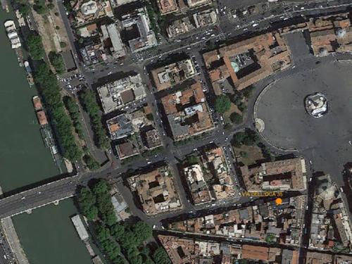 an overhead view of a city with buildings and a river at Viadelloca35 in Rome